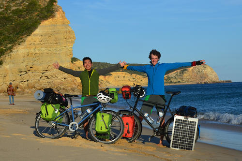 Die Könige der europäischen Radwege: In Portugal lernten Sven Wang (li.) und Niklas Gerhards viele gastfreundliche Menschen kennen. Das Foto entstand in Salema, einem Dorf an der südportugiesischen Küste.