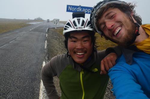 Geschafft! Nach sechs Monaten erreichten Niklas Gerhards (re.) und Sven Wang am 30. August das norwegische Nordkap.