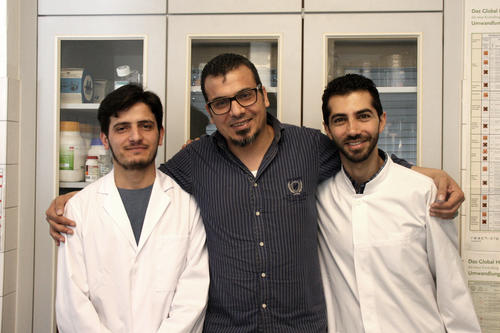 Ein gutes Team: Salah Al Masri (Mitte) mit seinen Doktoranden, den syrischen Flüchtlingen Zaher Al. (links) und George H. (rechts).