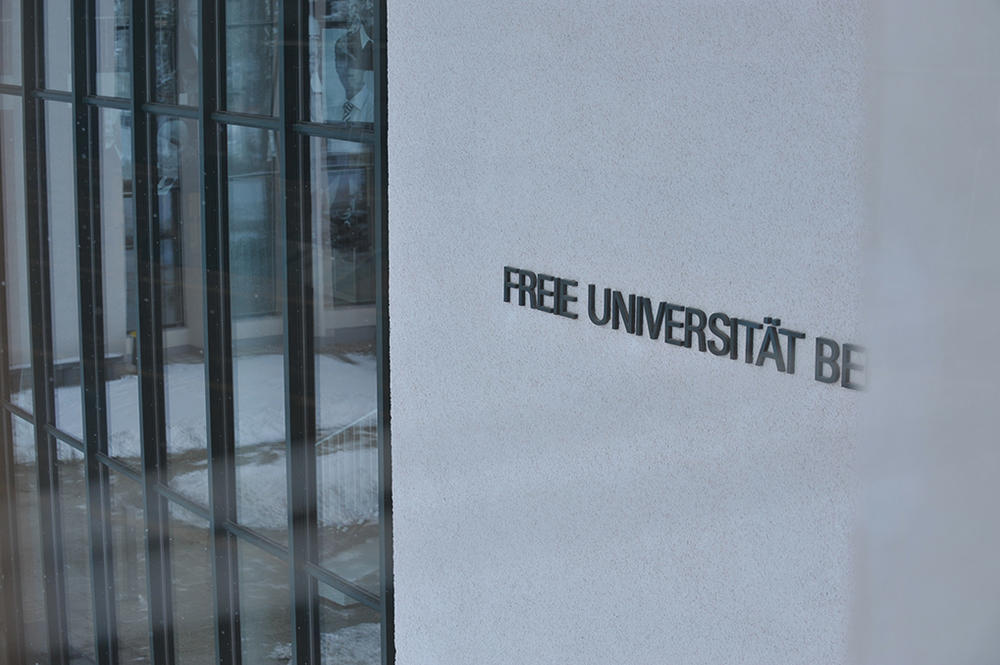 Zukunft von Anfang an – zu diesem Thema ist im Henry-Ford-Bau der Freien Universität Berlin eine Bildinstallation entstanden, die bis heute zu sehen ist.