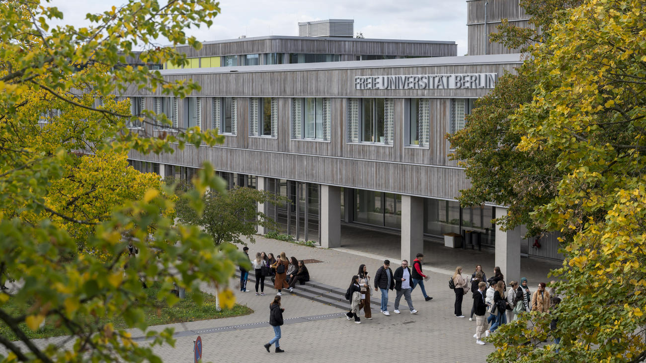 Menschen aus mehr als 150 Nationen studieren und arbeiten an der Freien Universität Berlin